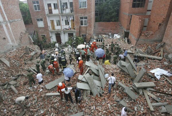 Поиск людей под завалами после землетрясения в Китае