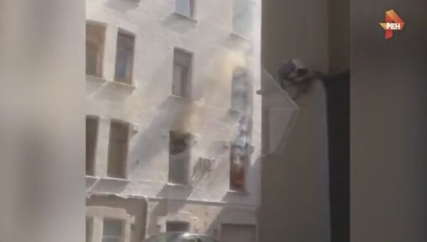 Пожар в пятиэтажке в центре Москвы. Скриншот с видео