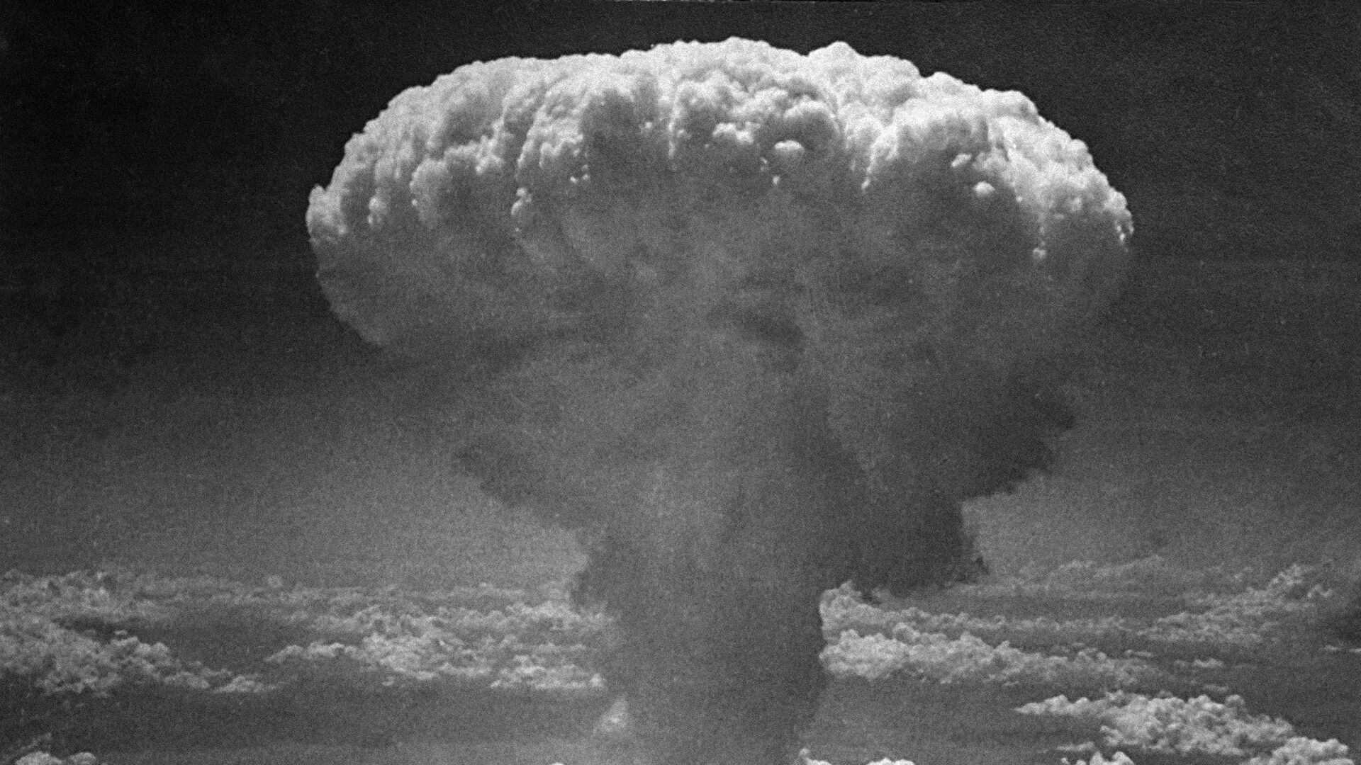 Облако от атомного взрыва над Нагасаки, Япония. 9 августа 1945 - РИА Новости, 1920, 26.09.2020