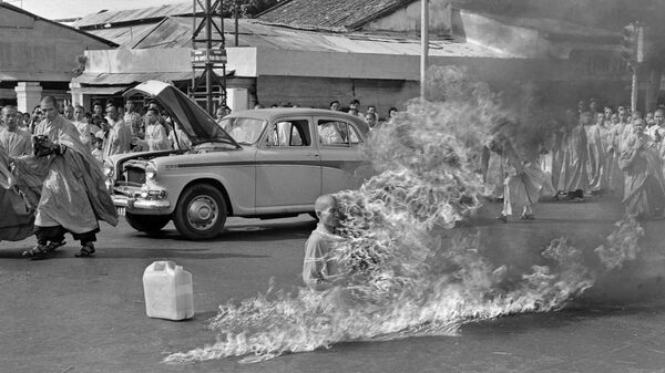 Буддийский монах Тхить Куанг Дык совершивший публичное самосожжение в Сайгоне. 1963 году