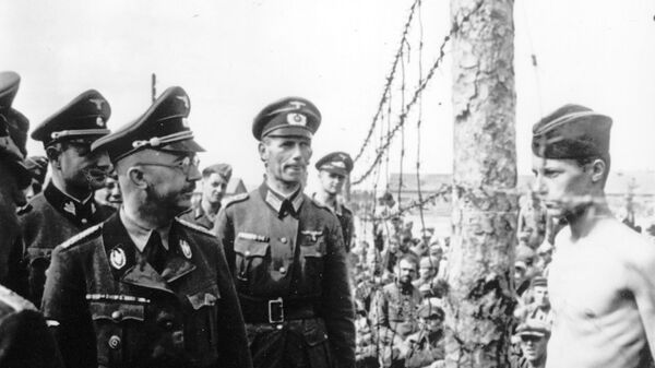 Глава СС и гестапо Генрих Гиммлер осматривает немецкий лагерь военнопленных на оккупированной территории Советского Союза Глава СС и гестапо Генрих Гиммлер осматривает немецкий лагерь военнопленных на оккупированной территории Советского Союза