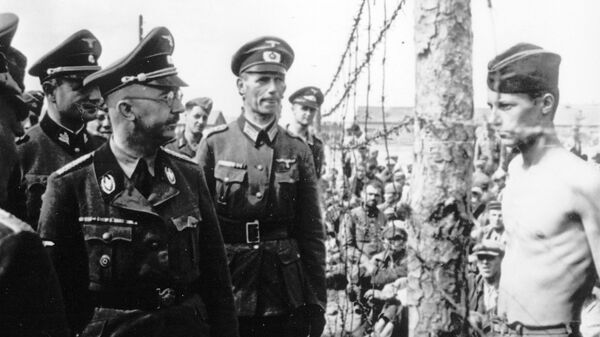 Глава СС и гестапо Генрих Гиммлер осматривает немецкий лагерь военнопленных на оккупированной территории Советского Союза