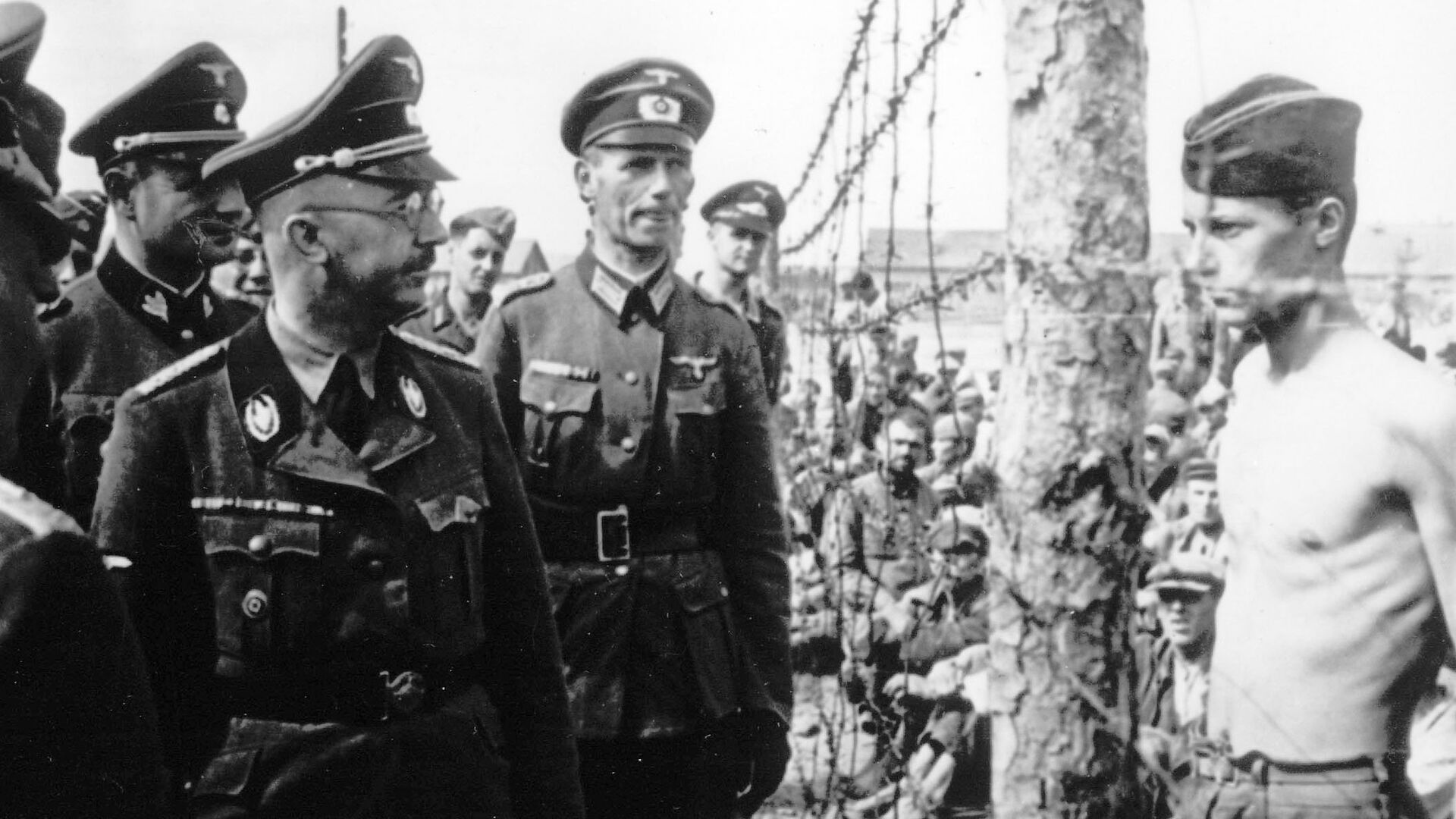 Глава СС и гестапо Генрих Гиммлер осматривает немецкий лагерь военнопленных на оккупированной территории Советского Союза - РИА Новости, 1920, 03.03.2021