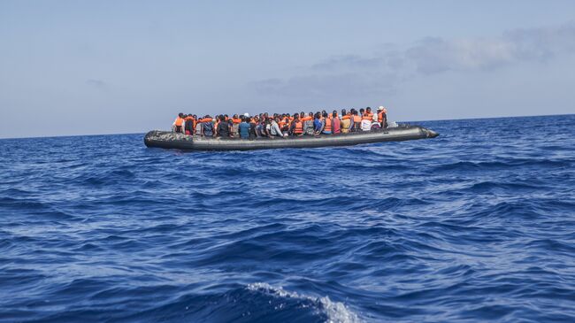 Лодка с мигрантами недалеко от берегов Ливии