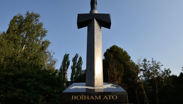Памятник военным, погибшим на Донбассе, в Киеве. 15 августа 2017