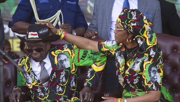 Президент Зимбабве 93-летний Роберт Мугабе и его супруга Грейс Мугабе