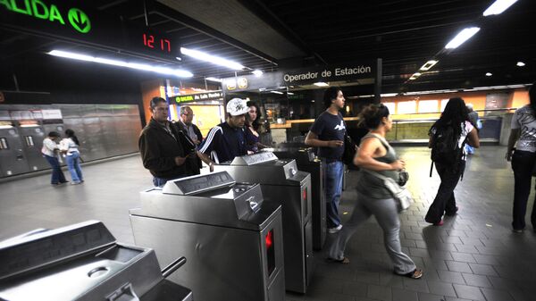 Пассажиры на станции метро в центре Каракаса, Венесуэла