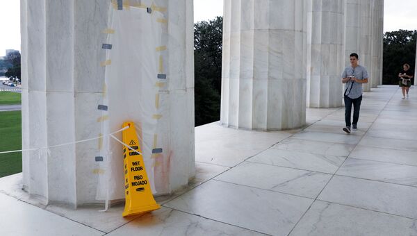 Поврежденная вандалами колонна Мемориального комплекса Авраама Линкольна в Вашингтоне, США. 15 августа 2017