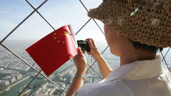 Китайский турист на смотровой площадке Эйфелевой башни во Париже