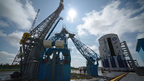 Стартовый комплекс и мобильная башня обслуживания ракетного комплекса на космодроме Восточный. Архивное фото