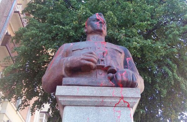 Облитый краской памятник генералу Ватутину в Полтаве Облитый краской памятник генералу Ватутину в Полтаве