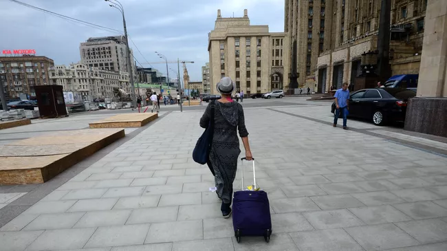 Девушка идет по Смоленской площади