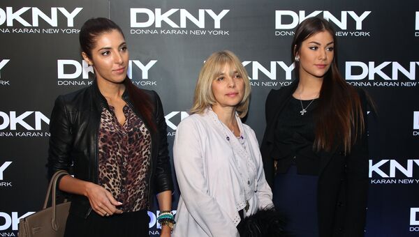 Актриса Вера Глаголева (в центре) с дочерьми Марией (слева) и Анастасией (справа) на вечеринке в стиле DKNY в Шоколадном цехе Красного Октября