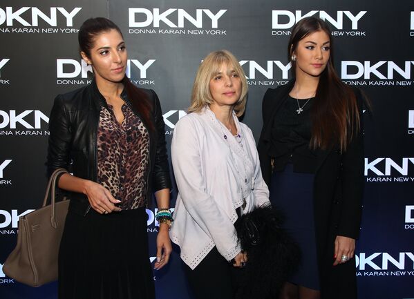 Актриса Вера Глаголева (в центре) с дочерьми Марией (слева) и Анастасией (справа) на вечеринке в стиле DKNY в Шоколадном цехе Красного Октября