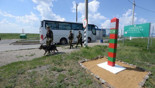 Пограничник с собакой  на границе с Казахстаном. Архивное фото