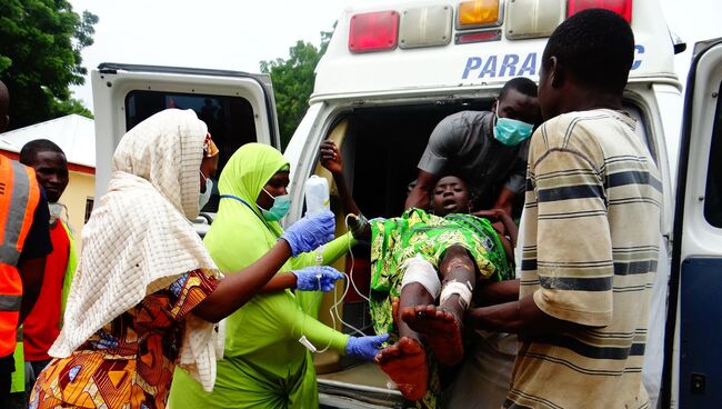 Пострадавший после атаки террориста-смертника на рынке в Нигерии. 16 августа 2017