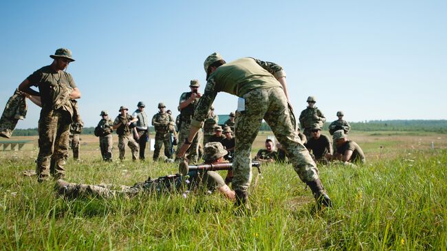 Американские инструкторы обучают украинских военных на полигоне во Львовской области. Архивное фото