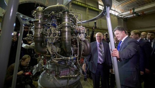 Президент Украины Петр Порошенко во время визита на завод Южмаш. Архивное фото