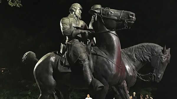 Демонтаж памятника генералам Конфедерации времен гражданской войны США Роберту Ли и Томасу Джексону в Балтиморе, штат Мэриленд. 16 августа 2017