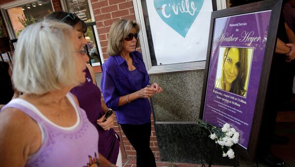 Люди перед портретом  Хезер Хейер, погибшей во время атаки ультраправых в  Шарлоттсвилле в штате Виргиния.  16 августа 2016