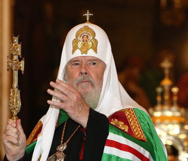 Патриарх Московский и всея Руси Алексий Второй на церемонии передачи РПЦ частиц святых мощей