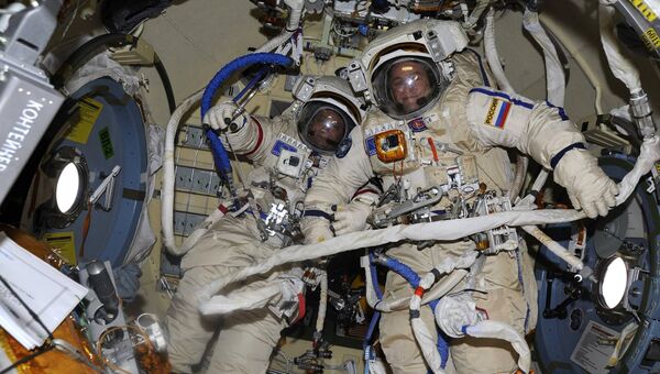 Космонавты Роскосмоса Федор Юрчихин и Сергей Рязанский готовятся к выходу в открытый космос. 17 августа 2017