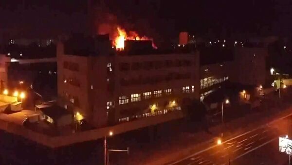 Кадры тушения крупного пожара на складе в Москве