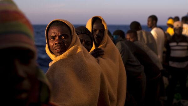 Мигранты на испанском спасательном судне в Средиземном море. Архивное фото