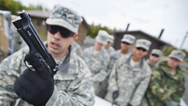 Американский военнослужащий во время инструктажа по стрельбе из пистолета. Архивное фото