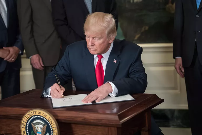 Президент США Дональд Трамп во время подписания меморандума об изучении хищения американской интеллектуальной собственности со стороны Китая Президент США Дональд Трамп во время подписания меморандума об изучении хищения американской интеллектуальной собственности со стороны Китая