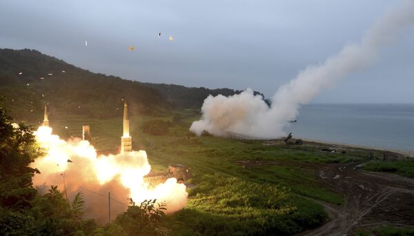 Запуск южнокорейской ракеты Hyunmoo II и американской MGM-140 во время совместных военных учений между США и Южной Кореей. 29 июля 2017 Запуск южнокорейской ракеты Hyunmoo II и американской MGM-140 во время совместных военных учений между США и Южной Кореей. 29 июля 2017