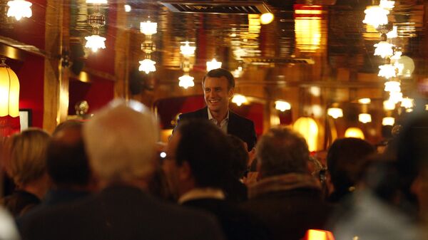 Эммануэль Макрон отмечает выход во второй тур выборов в ресторане La Rotonde в Париже. Архивное фото