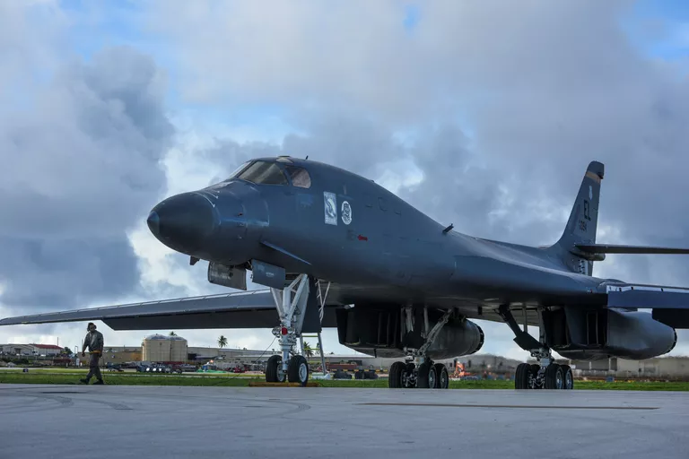 Стратегический бомбардировщик B-1B Lancer на авиабазе Андерсен на острове Гуам. 8 августа 2017 Стратегический бомбардировщик B-1B Lancer на авиабазе Андерсен на острове Гуам. 8 августа 2017