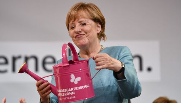 Канцлер Германии Ангела Меркель получила в подарок лейку во время митинга в Хейльбронне