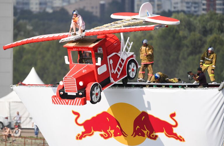 Участник фестиваля самодельных летательных аппаратов Red Bull Flugtag 2017 прыгает с трамплина на Гребном канале в Москве