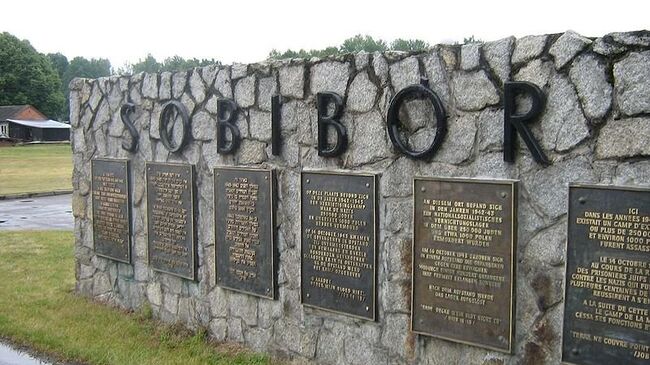 Табличка при входе в лагерь смерти Собибор. Архивное фото