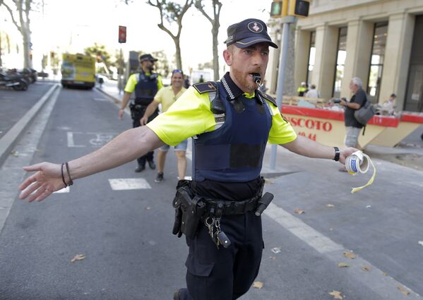 Полиция в районе наезда микроавтобуса на пешеходов в Барселоне. 17 августа 2017