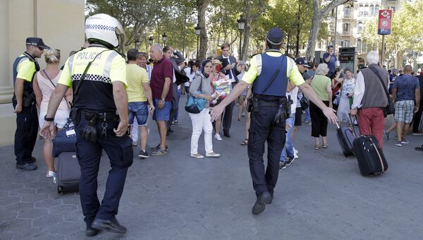 Полиция на месте наезда микроавтобуса на пешеходов в Барселоне. 17 августа 2017
