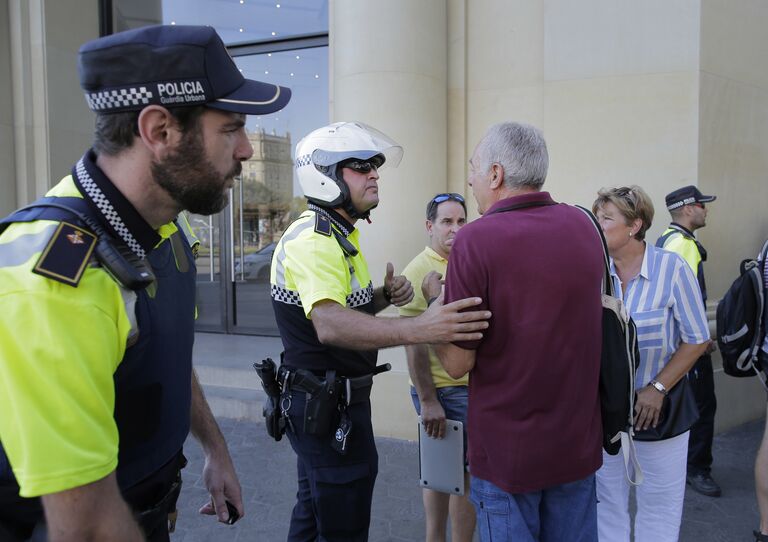 Полиция на месте наезда микроавтобуса на пешеходов в Барселоне. 17 августа 2017