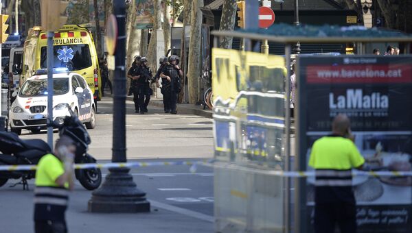 Полиция и скорая помощь в районе наезда микроавтобуса на пешеходов в Барселоне. 17 августа 2017