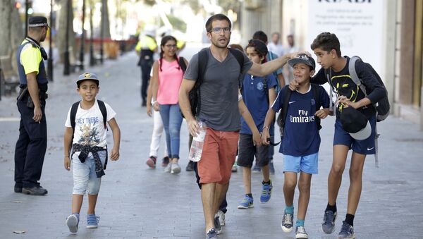 Люди на месте наезда микроавтобуса на пешеходов в Барселоне. 17 августа 2017