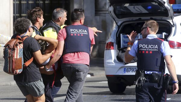 Пострадавший в результате наезда микроавтобуса на пешеходов в Барселоне. 17 августа 2017
