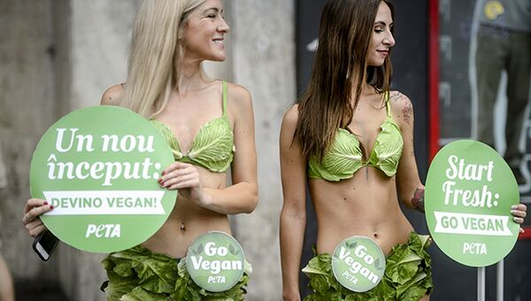Активистки PETA с плакатами, призывающими к вегетарианскому образу жизни в Бухаресте, Румыния