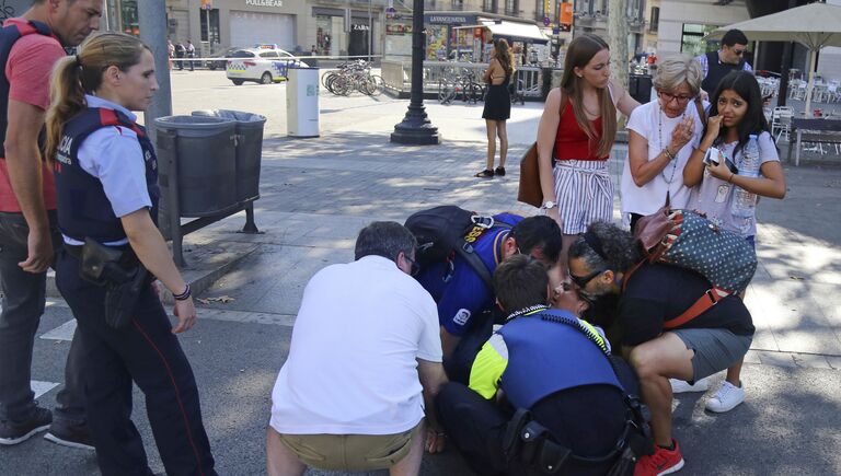 Пострадавший в результате наезда микроавтобуса на пешеходов в Барселоне. 17 августа 2017
