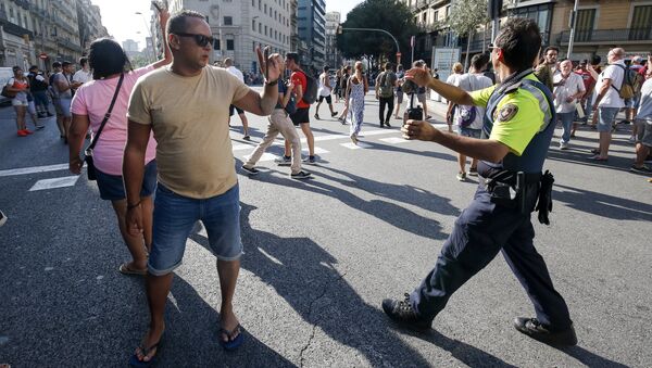 Полиция на месте наезда микроавтобуса на пешеходов в Барселоне. 17 августа 2017