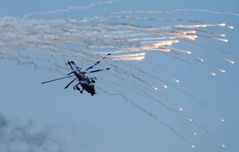 Вертолет Ми-35 над полигоном Кадамовский в Ростовской области во время подготовки к международному военно-техническому форуму Армия-2017