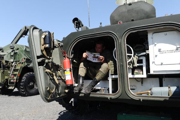 На выставочной площадке на полигоне Кадамовский в Ростовской области во время подготовки к международному военно-техническому форуму Армия-2017