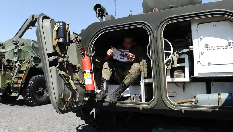 На выставочной площадке на полигоне Кадамовский в Ростовской области во время подготовки к международному военно-техническому форуму Армия-2017