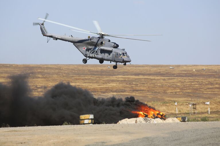 Вертолет Ми-8АМТШ над полигоном Кадамовский в Ростовской области во время подготовки к международному военно-техническому форуму Армия-2017