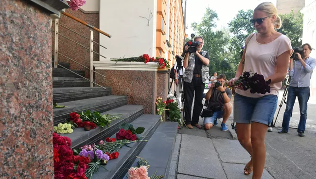 Цветы у здания посольства Испании в Москве в память о жертвах теракта в Барселоне. 18 августа 2017